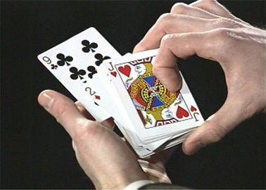 Queens As-Schalter-Kartentrick-zu den magischen Schürhaken-Fähigkeiten und den Techniken