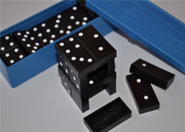 Domino-Betrugfliesen mit leuchtenden Kennzeichen für den spielenden Domino