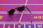 Ir-Sonnenbrille/markierte Karten-Kontaktlinsen in spielendem Betrüger