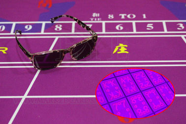 Ir-Sonnenbrille/markierte Karten-Kontaktlinsen in spielendem Betrüger